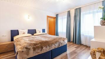 Family Suite, Mountain View | In-room safe, bed sheets