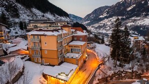 A multi-story hotel with a snow-covered exterior, located in a mountainous area with a view of the surrounding landscape. - Hotel Bristol (Bad Gastein)