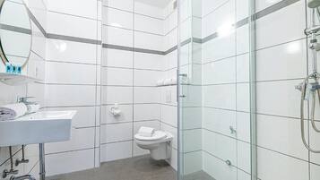 Triple Room | Bathroom | Towels, toilet paper