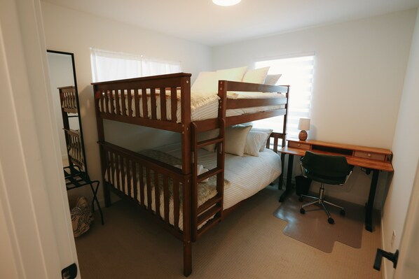 3 bedrooms, iron/ironing board, WiFi, bed sheets