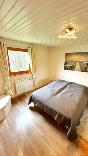 1 bedroom, bed sheets