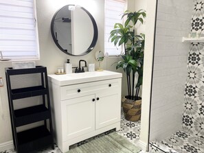 Shower, hair dryer, towels, soap - Center of Vegas - 5 beds house with heated pool (Las Vegas)