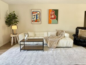 TV, fireplace - Center of Vegas - 5 beds house with heated pool (Las Vegas)