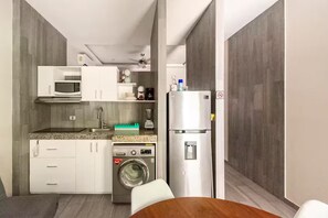 Four à micro-ondes, surface de cuisson, cafetière-théière