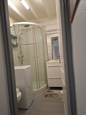 Dusche, Haartrockner, Handtücher, Seife