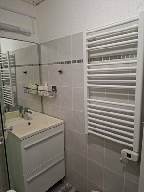 Shower, hair dryer, towels, soap - T2 apartment with mezzanine in the Marina, 3 minutes from the beach (Les Trois-Îlets)