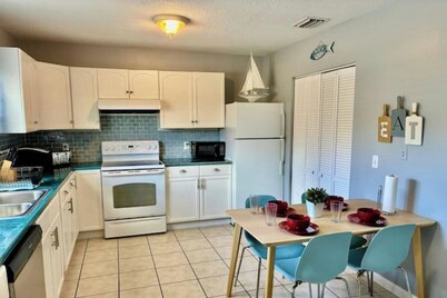 Cozy Family Cottage Near River& Anna Maria sleep 7