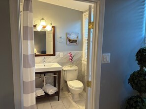 Classic Suite | Bathroom | Combined shower/tub, free toiletries, hair dryer, towels