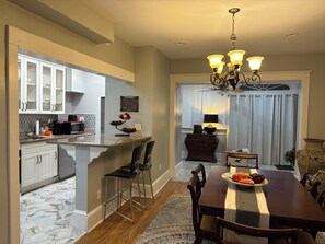 Classic Suite | Living area - The Elegant Spring House Loft (Washington)