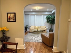 Classic Suite | Living area - The Elegant Spring House Loft (Washington)