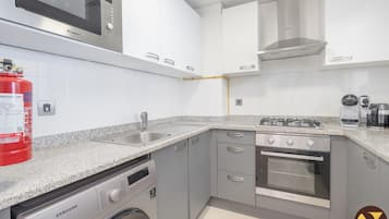 Tabla de planchar con plancha, cunas, wifi gratis y ropa de cama