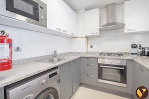 Appartement Luxe, balcon, vue ville | Fer et planche à repasser, lits bébé (en supplément), Wi-Fi gratuit