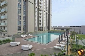 Una piscina al aire libre