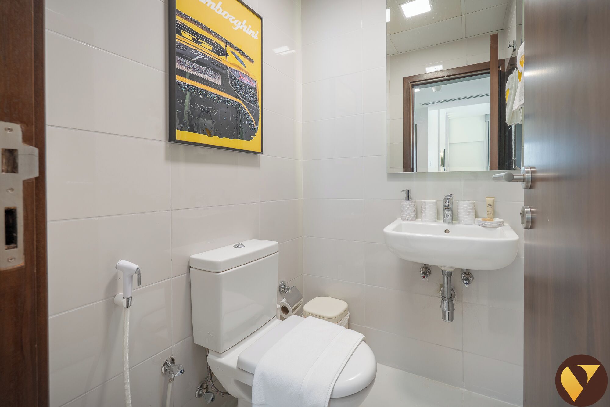 Une salle de bain avec des toilettes, un lavabo et un miroir.
