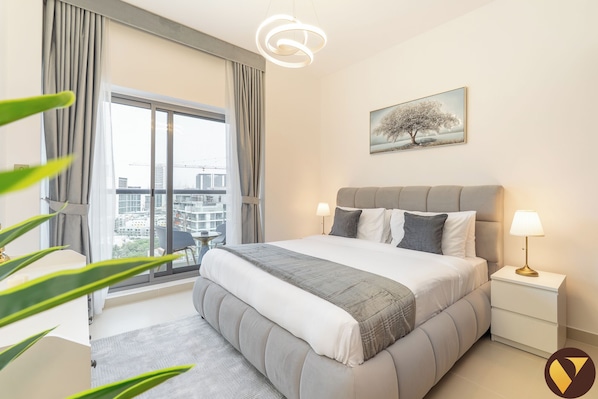 Appartement luxueux, balcon, vue sur la ville | Coffre-fort, décor unique, ameublement unique, rideaux d’obscurcissement