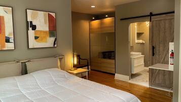 Luxury Studio Suite, 1 King Bed, Non Smoking, Private Bathroom | Blackout curtains, iron/ironing board, free WiFi