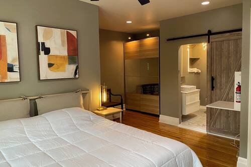 Luxury Studio Suite, 1 King Bed, Non Smoking, Private Bathroom