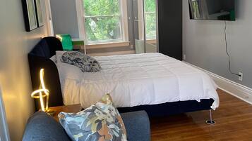 Luxury Studio Suite, 1 King Bed with Sofa bed, Non Smoking, Private Bathroom | Blackout curtains, iron/ironing board, free WiFi