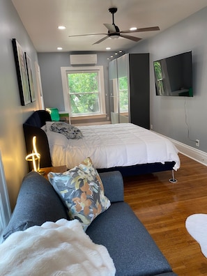 Luxury Studio Suite, 1 King Bed with Sofa bed, Non Smoking, Private Bathroom