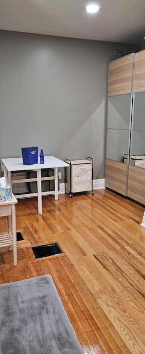 Luxury Studio Suite, 1 King Bed, Non Smoking, Private Bathroom | In-room dining
