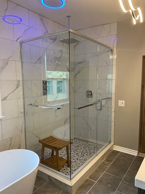 Estudi en suite de luxe, 1 llit de matrimoni gran i sofà llit, no fumadors, bany privat | Bany | Banyera i dutxa independents, assecador de cabells, tovalloles i sabó 