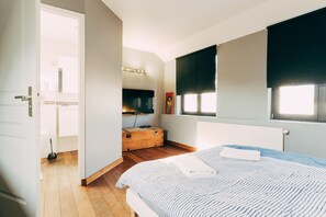 3 habitaciones, tabla de planchar con plancha, wifi y ropa de cama 
