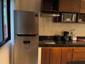 Four à micro-ondes, cafetiÚre-théiÚre, vaisselle et ustensiles