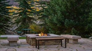 Terrace/patio - Mountain Getaway: Studio with Kitchen & Fireplace at Vail (Vail)