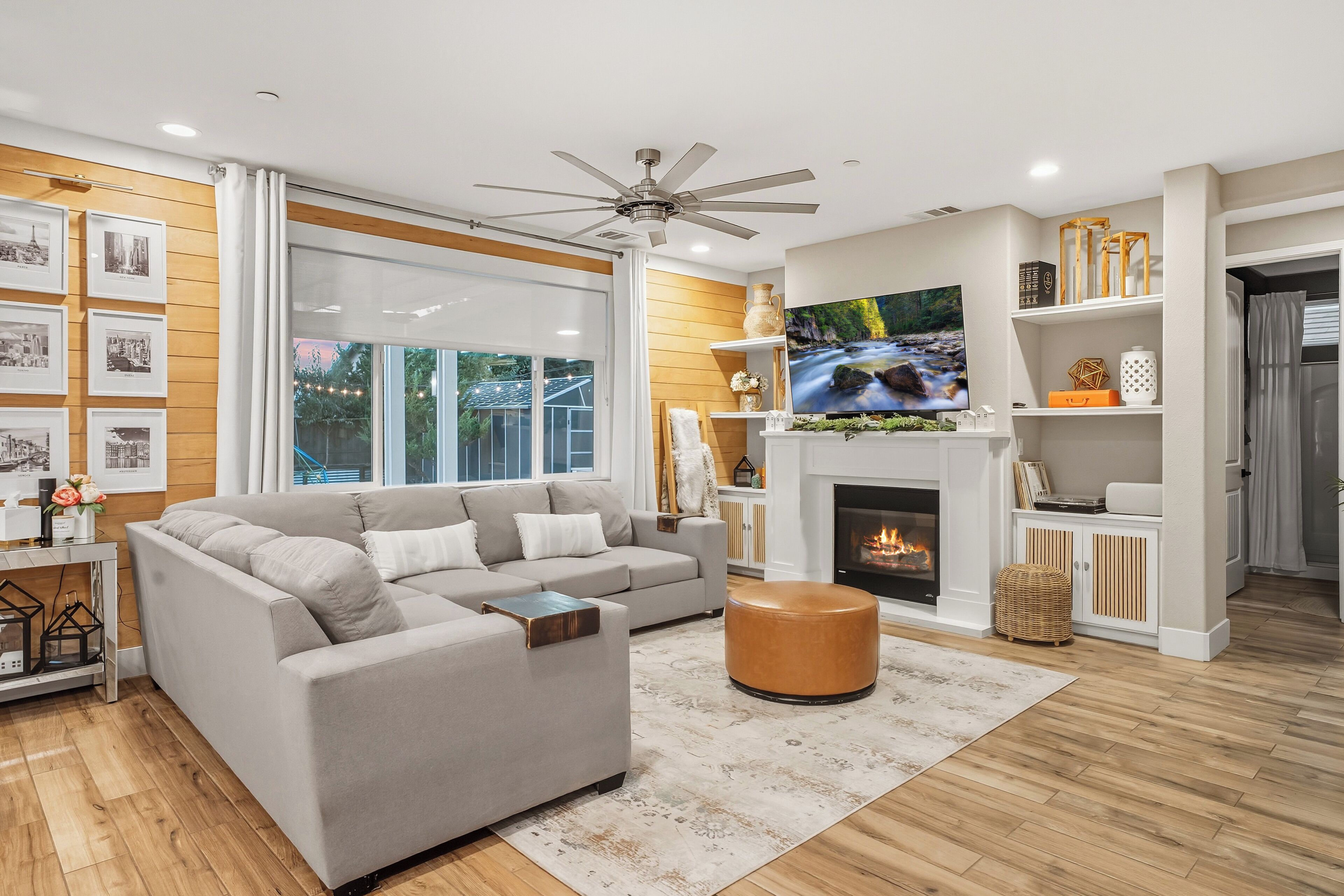 Televisor intel·ligent, llar de foc, llibres i biblioteca musical 