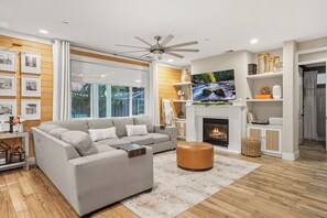 Smart TV, chimenea, libros y biblioteca musical