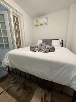 1 bedroom, desk, iron/ironing board, WiFi - Cozy Inn Holbrook NorthEnd (Detroit)
