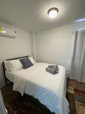 Desk, iron/ironing board, WiFi, bed sheets