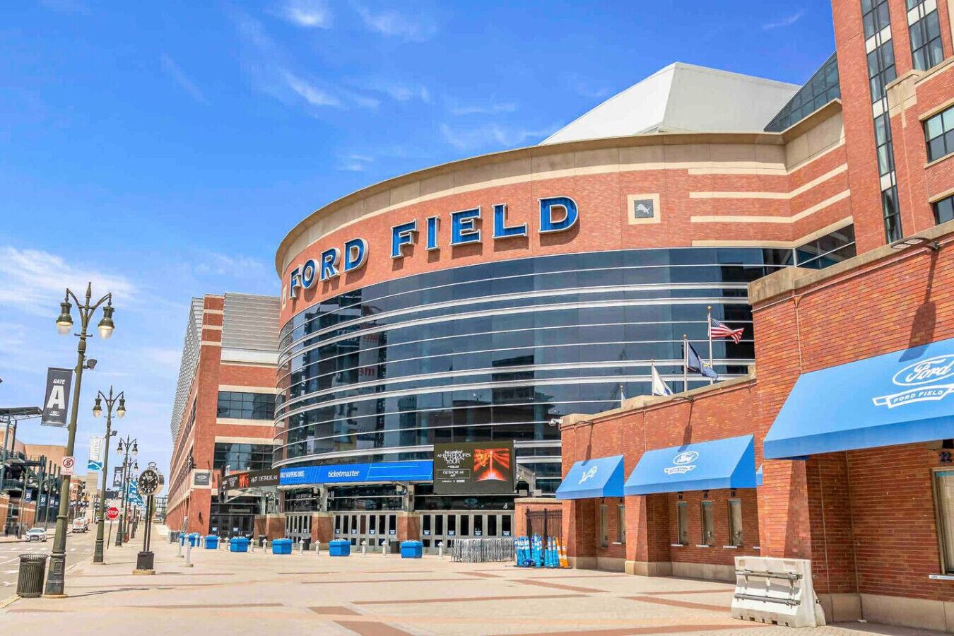 Un estadio con el nombre 'Ford Field' visible en su fachada.
