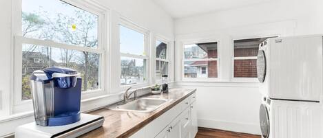 Réfrigérateur, four à micro-ondes, un four, surface de cuisson