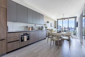 Frigorífico, microondas, horno y placa de cocina