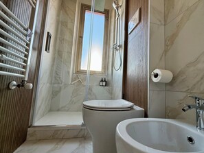 Hiustenkuivaaja, bidee, pyyhkeet, saippua