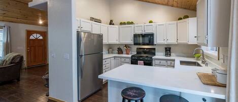 ثلاجة، ميكروويف، فرن، موقد طهي مسطح