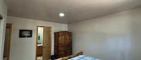 3 bedrooms, desk, iron/ironing board, WiFi