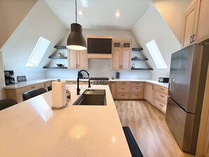 ثلاجة، ميكروويف، فرن، موقد طهي مسطح