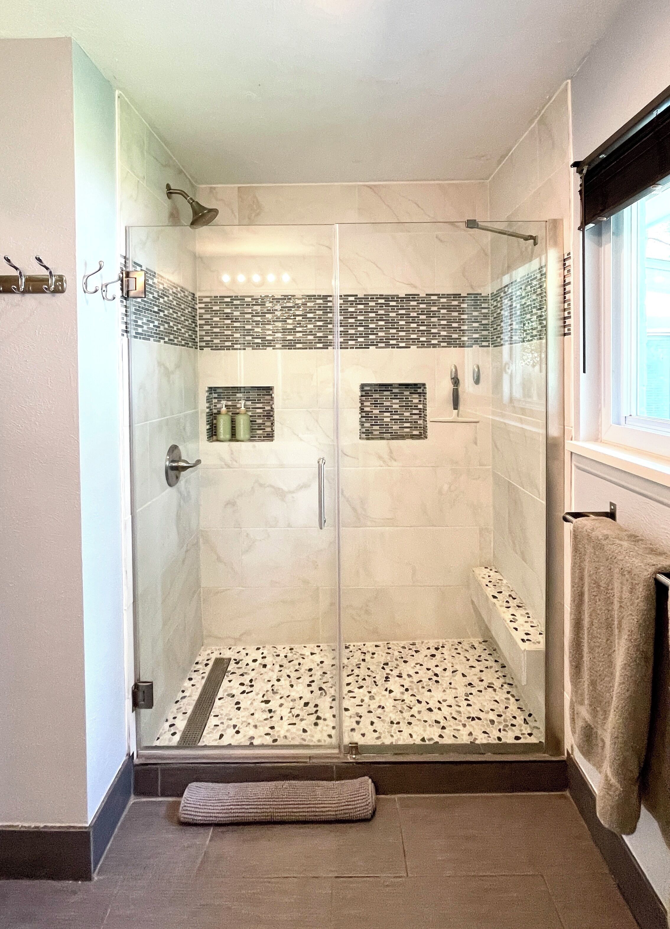 Douche, serviettes fournies, savon, papier toilette