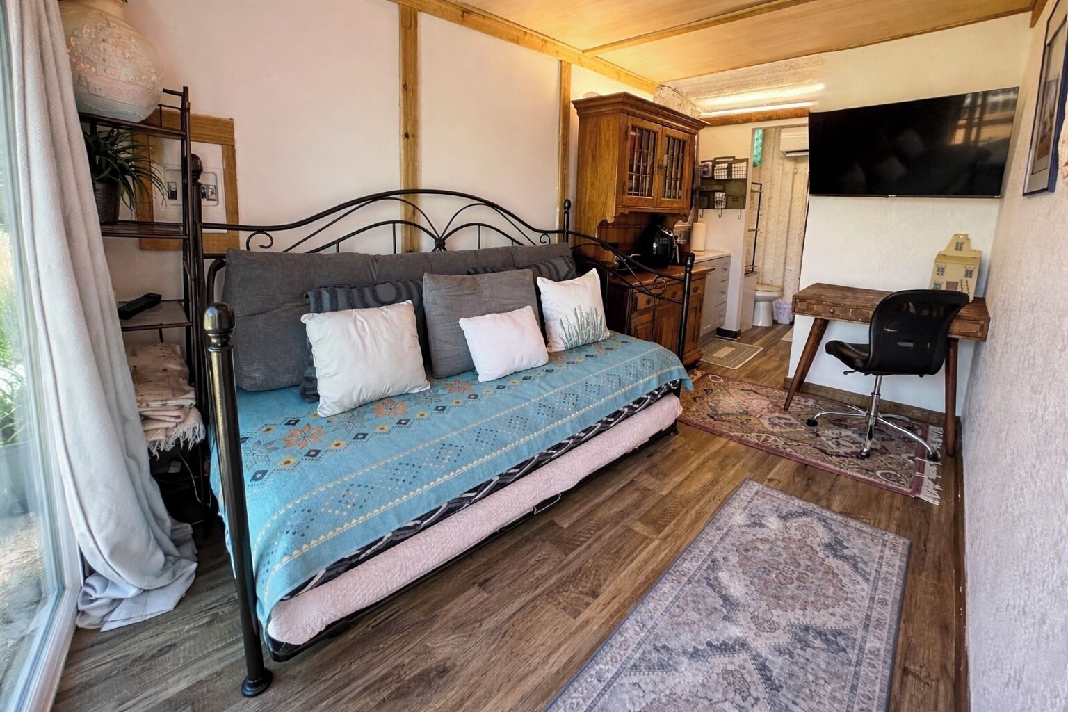 1 bedroom, desk, free WiFi, bed sheets