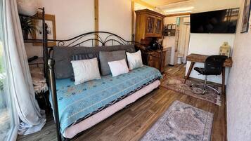 1 bedroom, desk, free WiFi, bed sheets