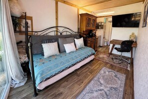 1 bedroom, desk, free WiFi, bed sheets