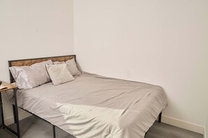 5 bedrooms, WiFi, bed sheets