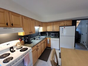 Microwave, oven, stovetop, dishwasher - Timberlake Rd 7 mins to L.U. Terrific Townhome (Lynchburg)