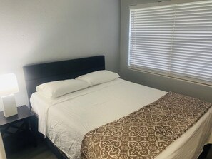 Tabla de planchar con plancha, wifi gratis y ropa de cama 