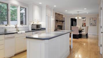 Køleskab, mikrobølgeovn, ovn, kogeplade