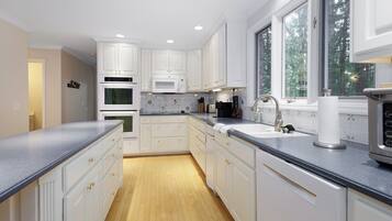 Køleskab, mikrobølgeovn, ovn, kogeplade