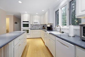 ثلاجة، ميكروويف، فرن، موقد طهي مسطح