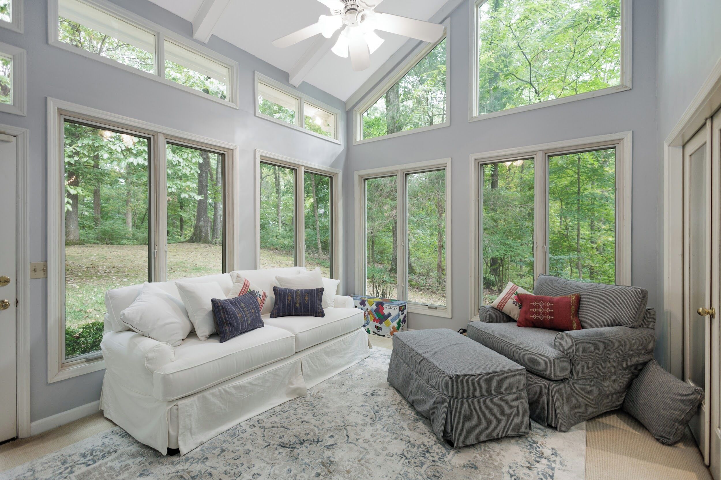 Smart-TV, Kamin, Bücher